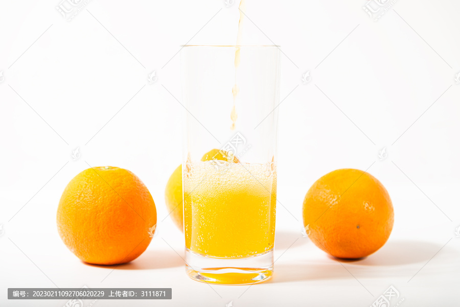 玻璃杯倒入橙汁