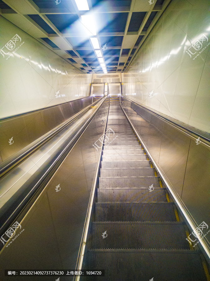 地铁电梯通道