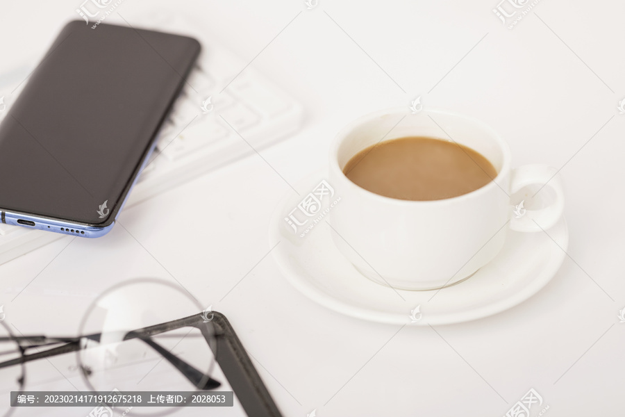 手机咖啡白色办公桌面