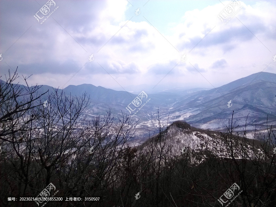 浓云衬托下的雪峰