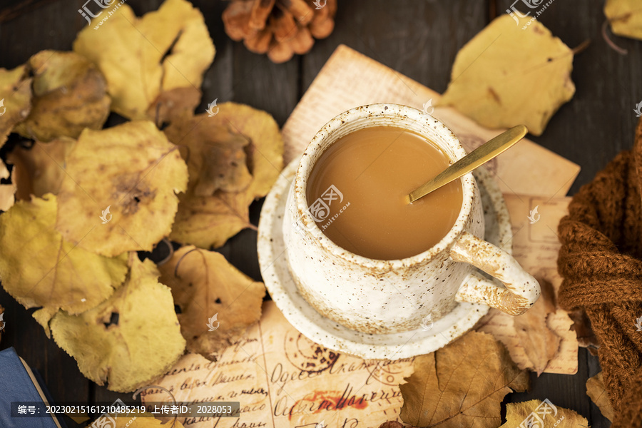 一杯咖啡与落叶秋天图片