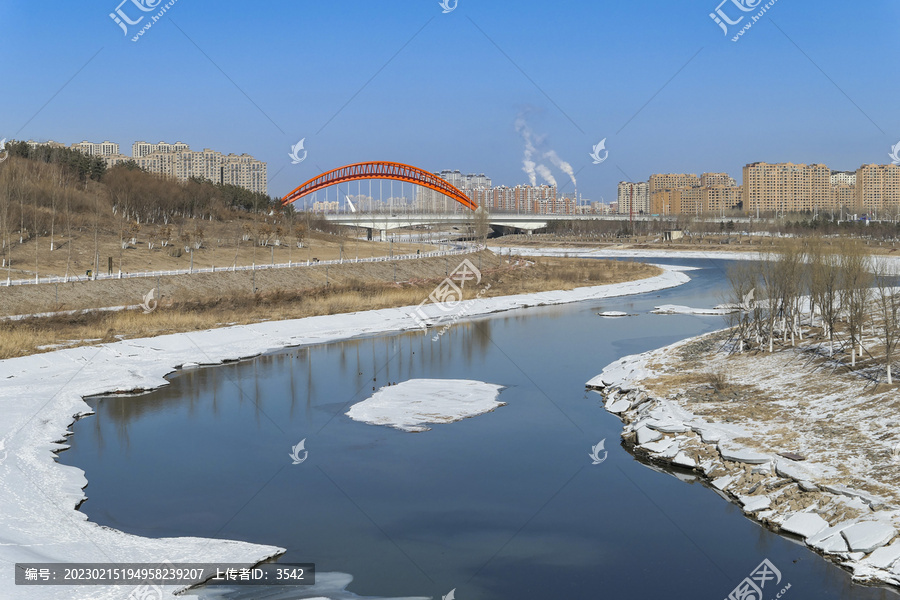 冰雪消融的河流