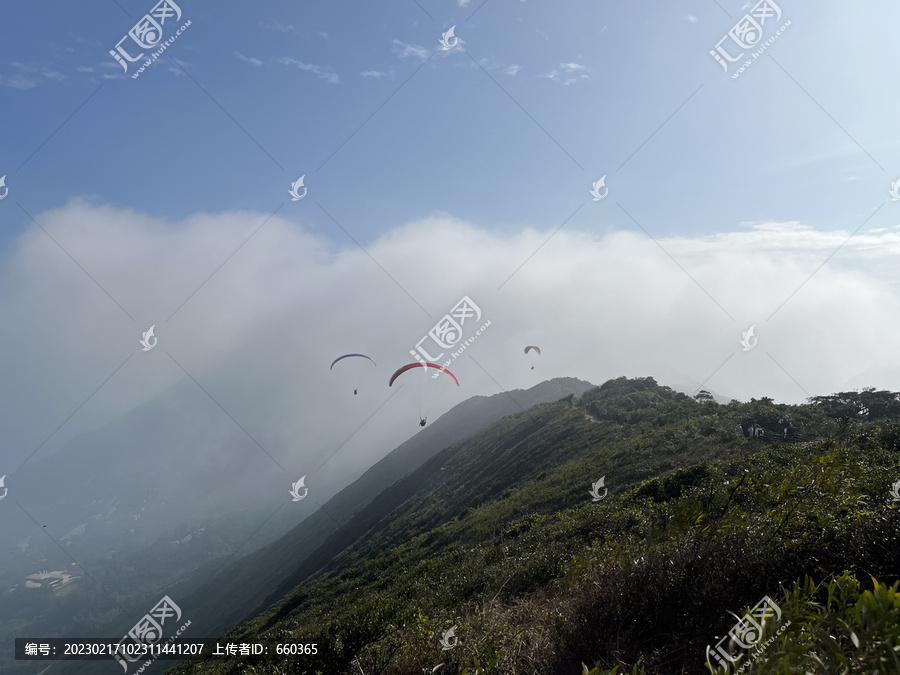 香港山间滑翔飞行