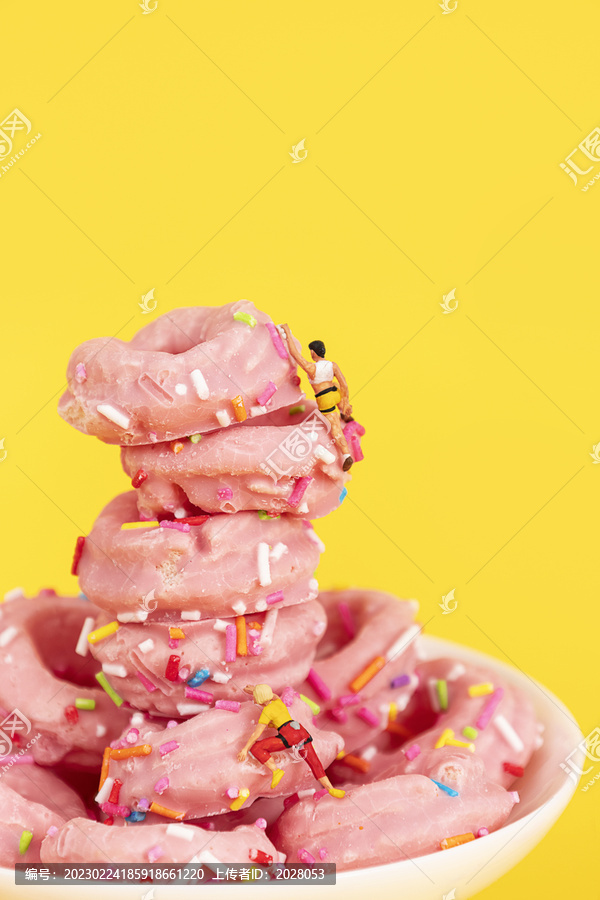 美食糕点甜甜圈微缩创意图片