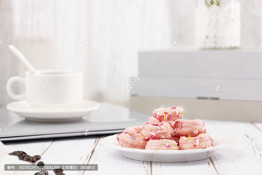 粉色甜甜圈美食图片
