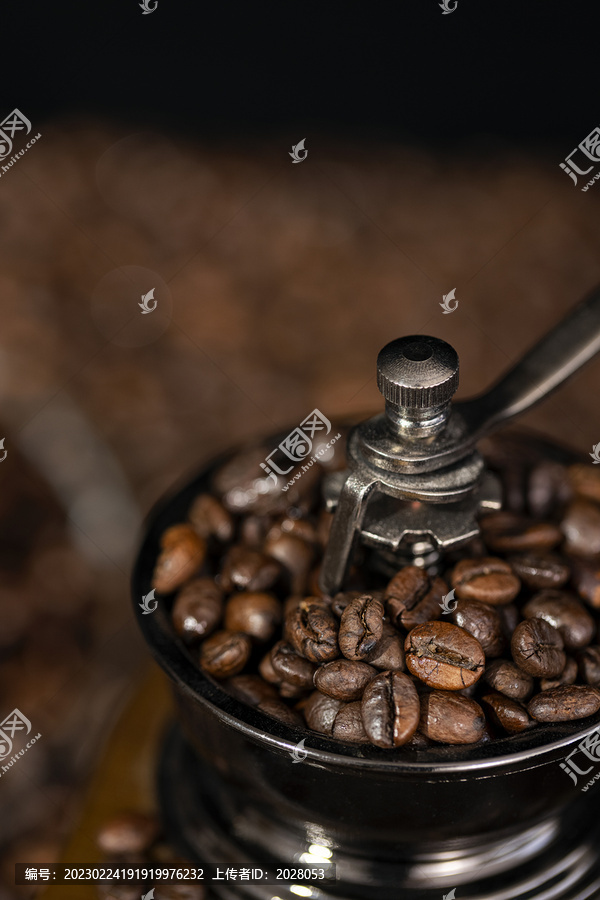 咖啡豆与手摇咖啡机