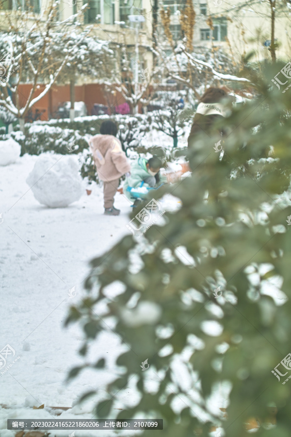 儿童玩雪