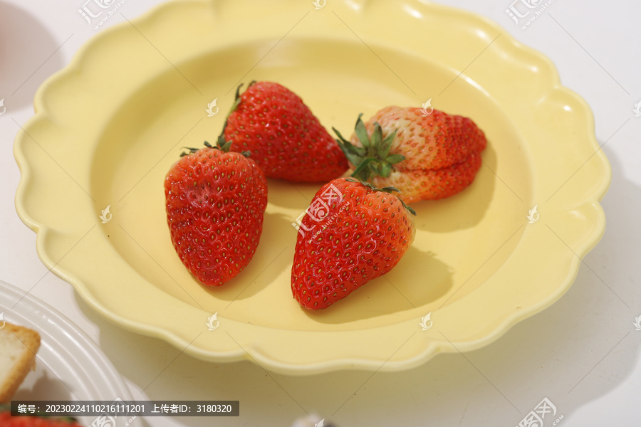 盘子里面的草莓
