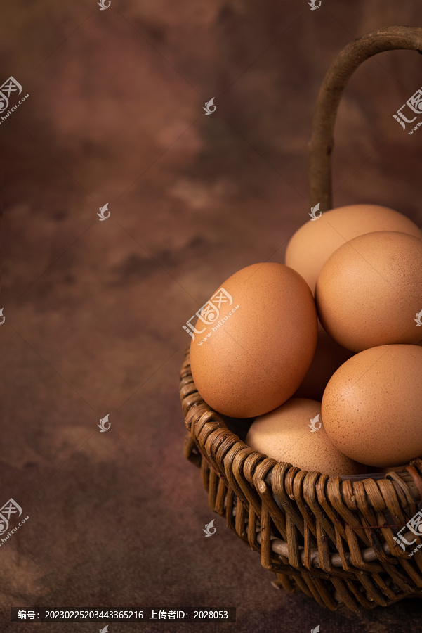 篮筐里的鸡蛋复古油画风图片