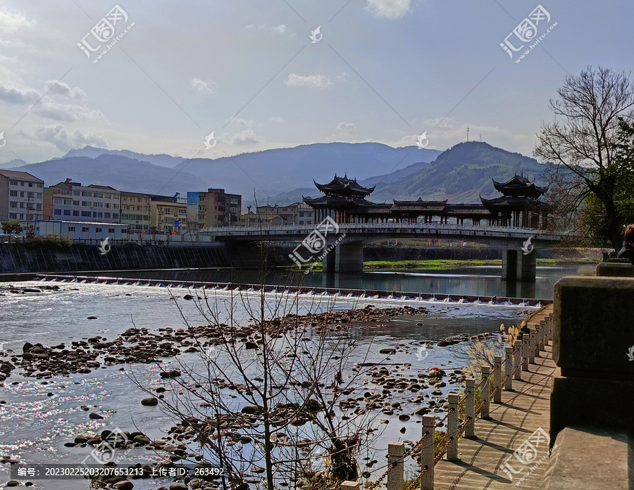 荥经廊桥河岸风景