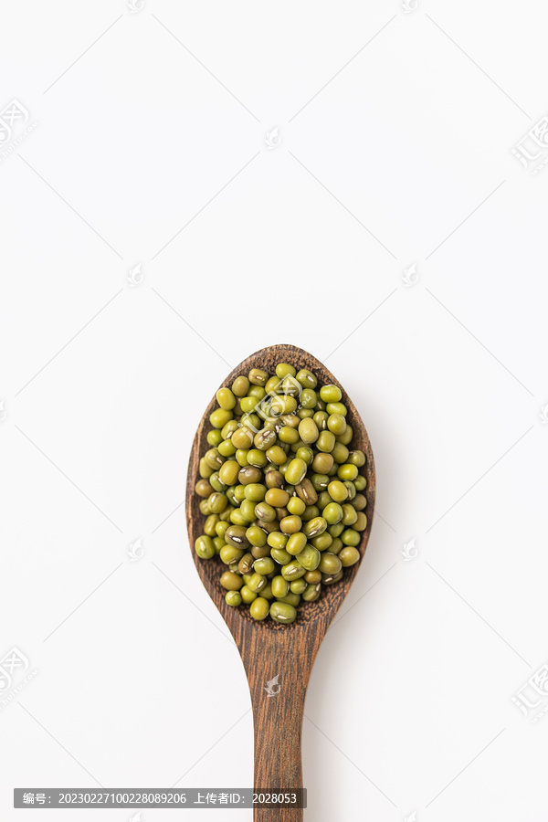 勺子里的绿豆白底图