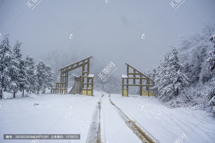 重庆武隆寺院坪大门雪景