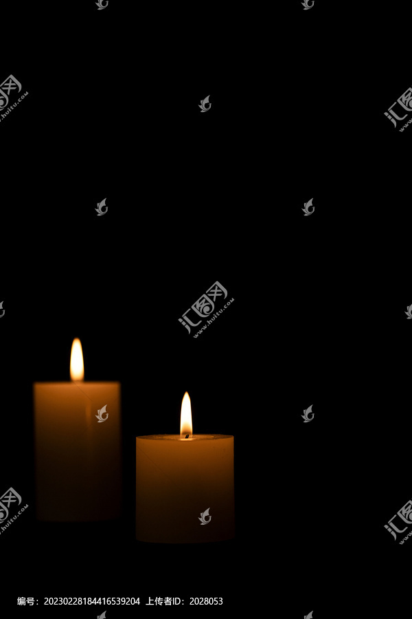 两盏发光发亮的蜡烛烛火