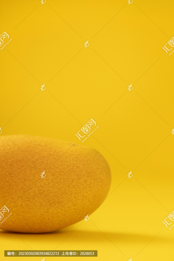 一颗芒果特写图片黄色海报