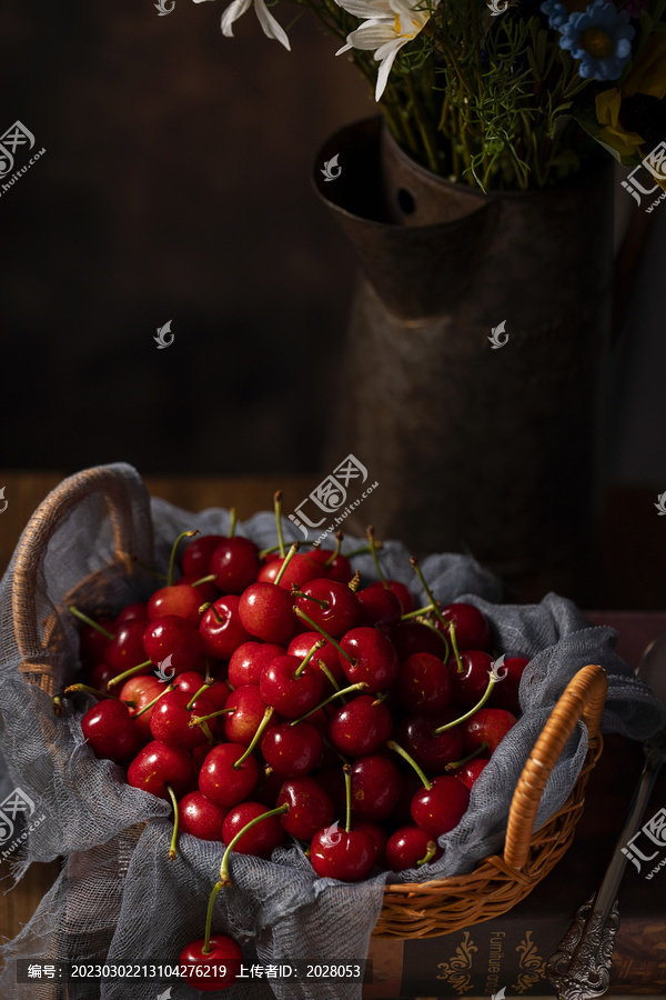 果篮里的水果樱桃油画暗调风格
