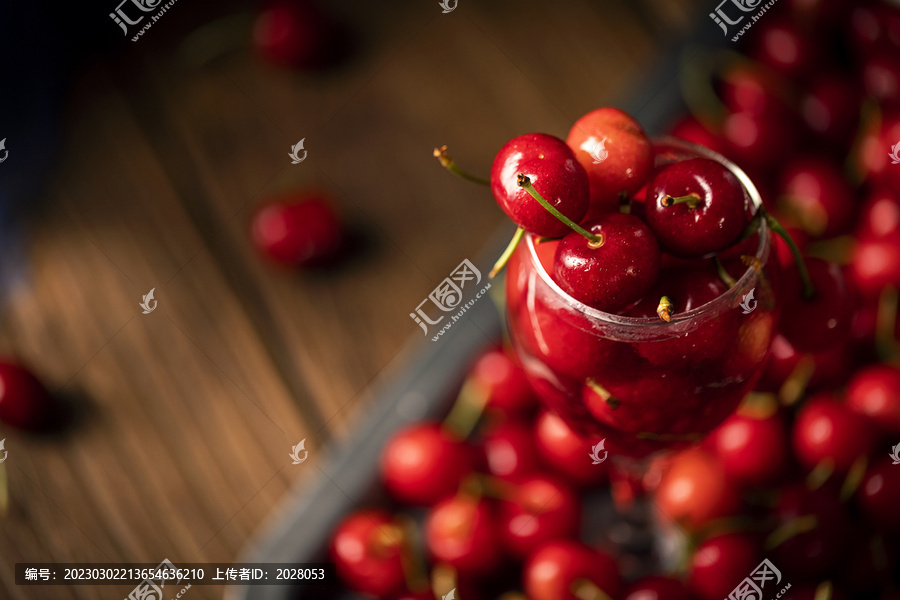 夏季新鲜水果玻璃杯里的樱桃