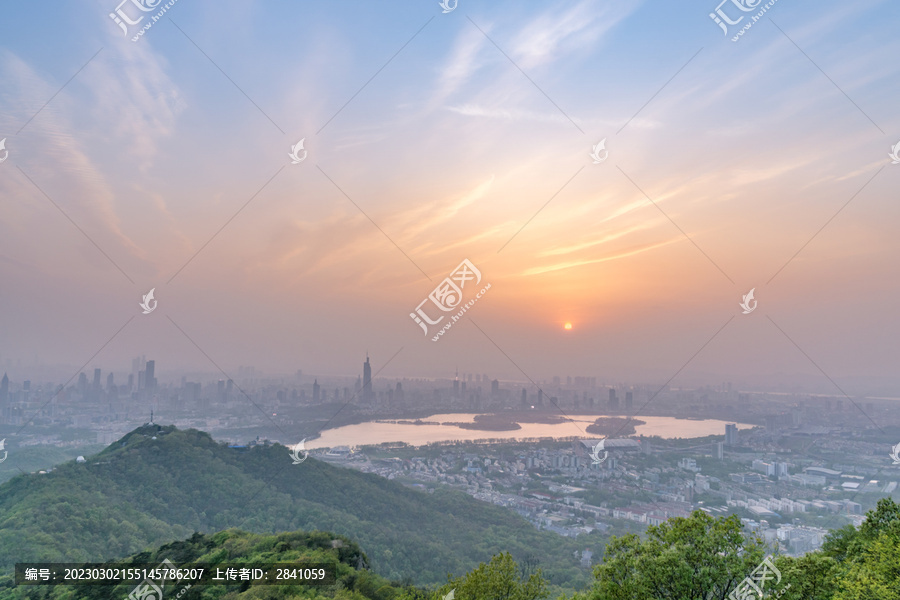 夕阳下的南京紫金山