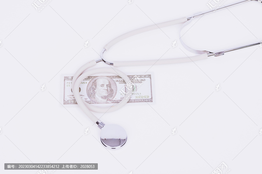 听诊器与美金创意医疗费用图片