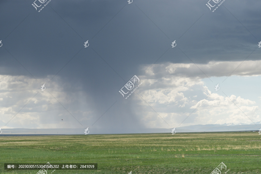 积雨云下的新疆自然风光
