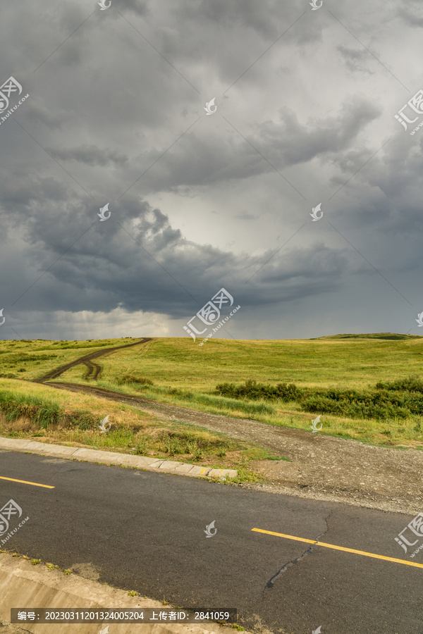 中国新疆的山坡草原公路