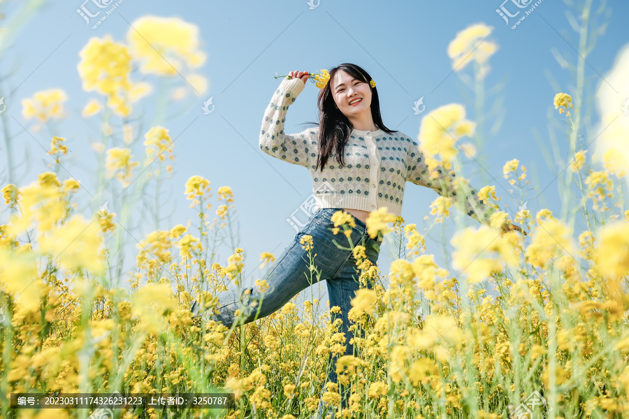 油菜花地的亮丽女子