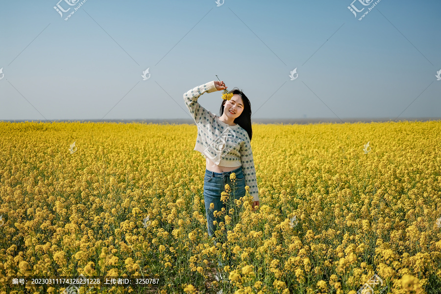 油菜花地的活力女人