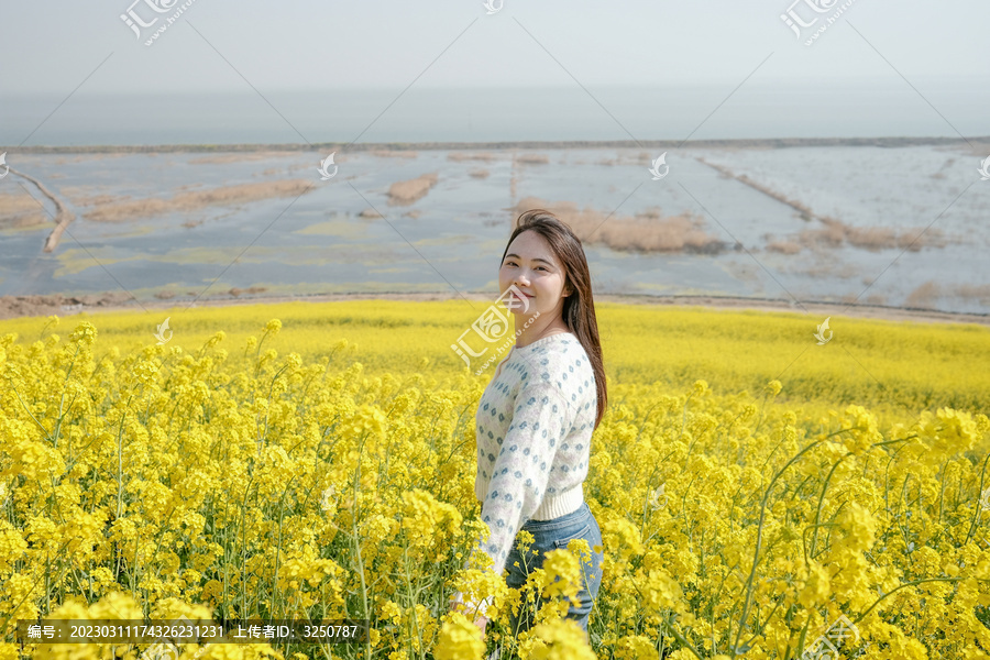 油菜花地的活力女人