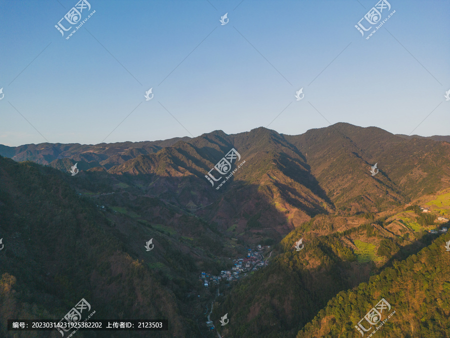 西南地区夕阳西下山峦倒影风景