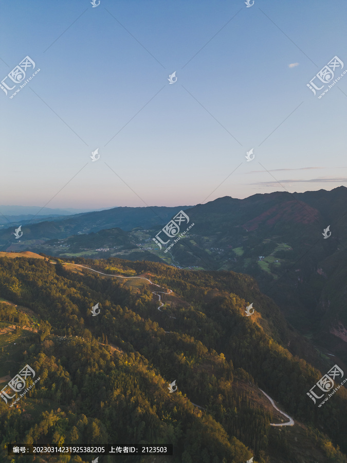 西南地区夕阳西下山峦倒影风景