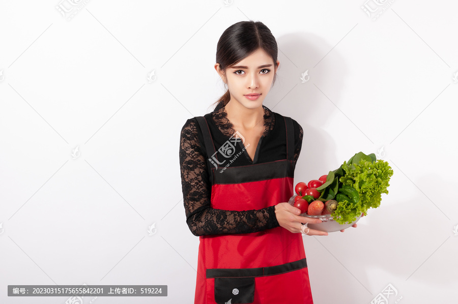 美女端着一盆蔬菜