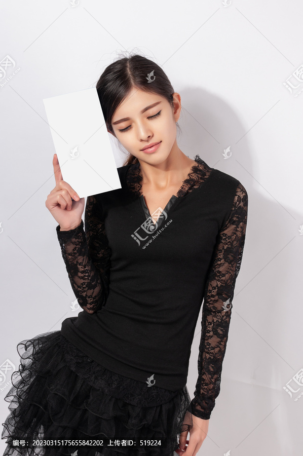 展示產(chǎn)品的女人