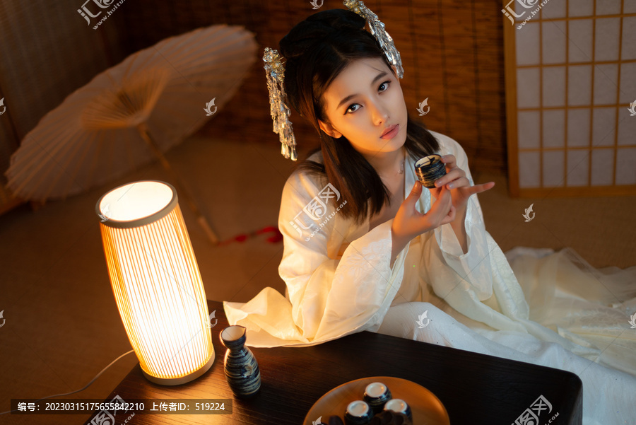 手拿酒杯的古裝漢服女子