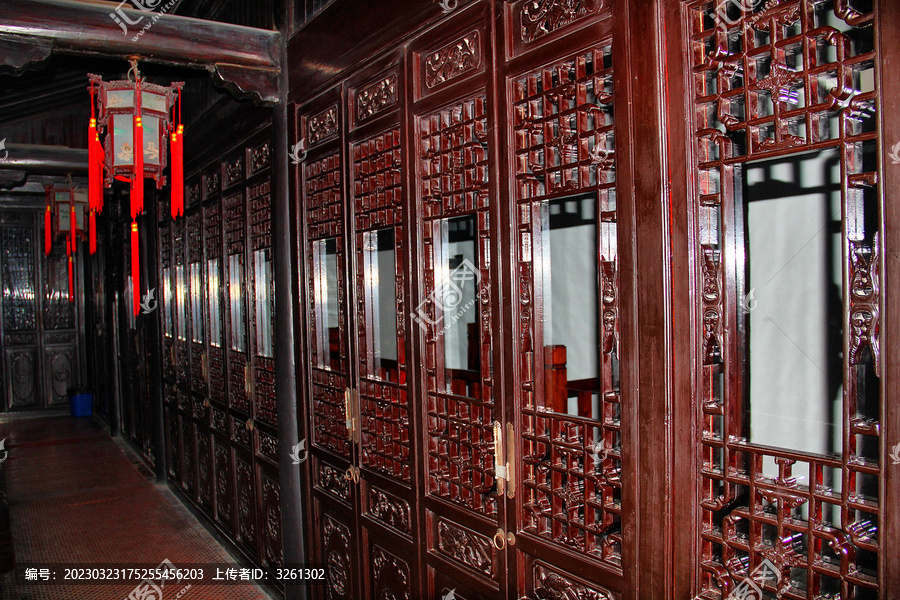 中式木窗格建筑