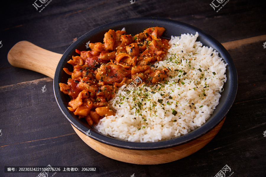 鸡腿肉拌饭