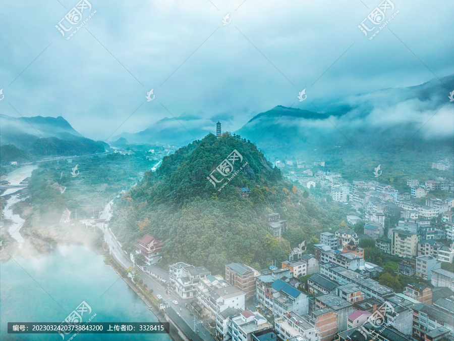 烟雨空蒙的江南山城水乡