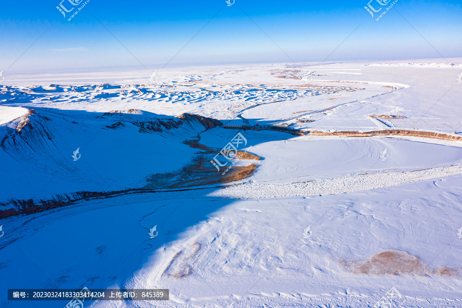 冬季甘肃金塔大墩门水库雪景