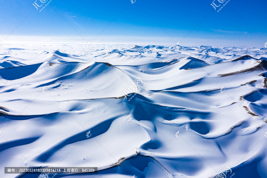 航拍巴丹吉林沙漠雪景