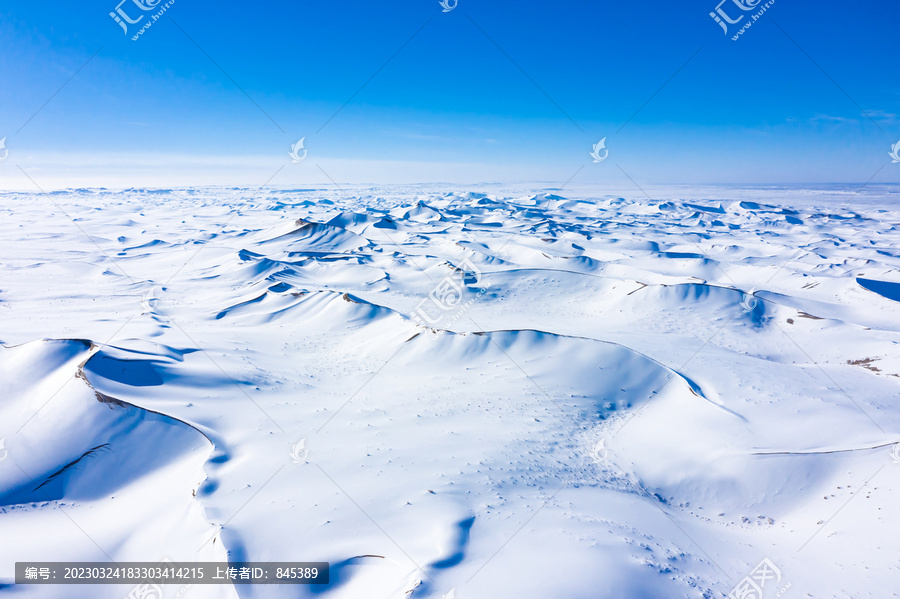 航拍巴丹吉林沙漠雪景