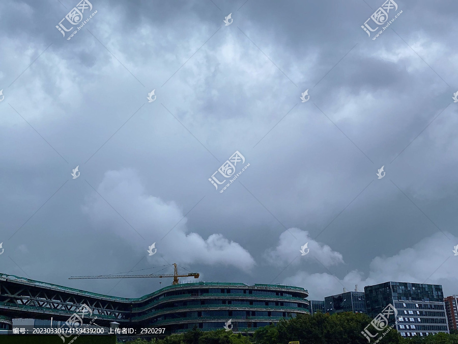 乌云密布天空暴雨前城市建筑