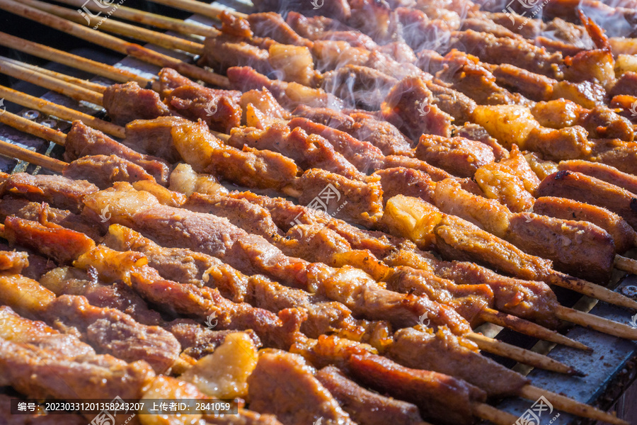 中国小吃烤羊肉串特写