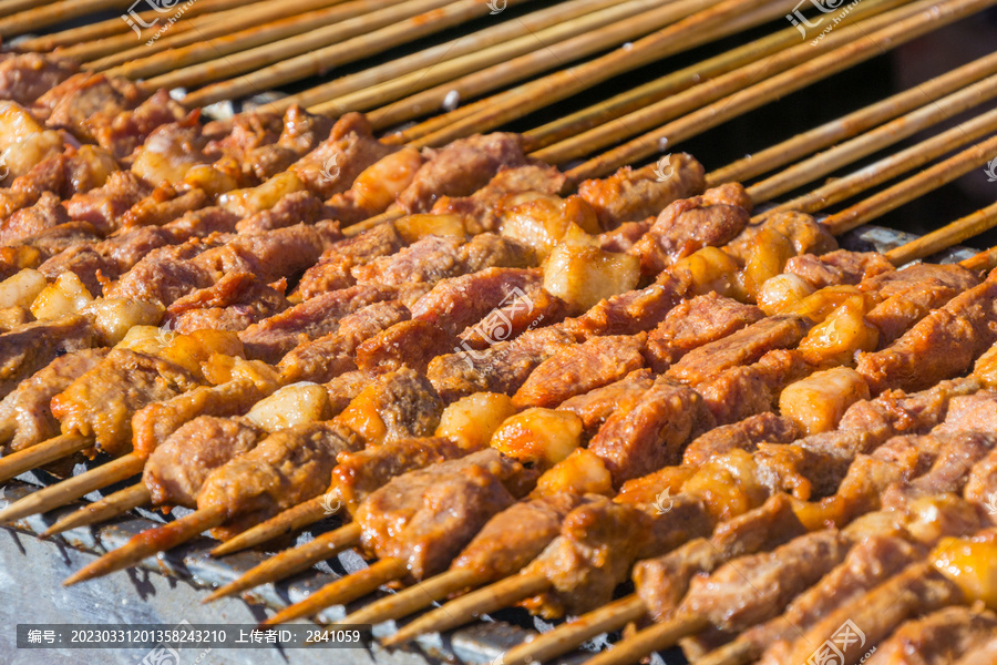 中国小吃烤羊肉串特写