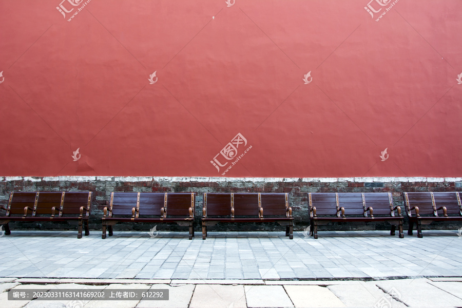红墙下的座椅