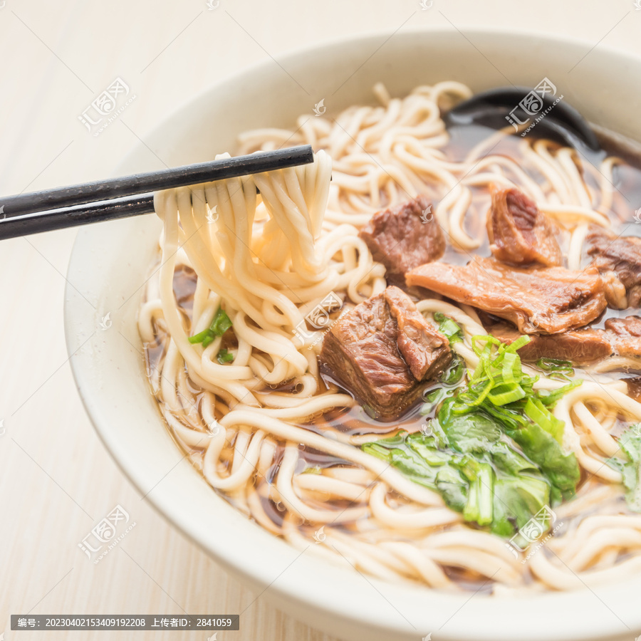 一碗红烧牛肉面特写