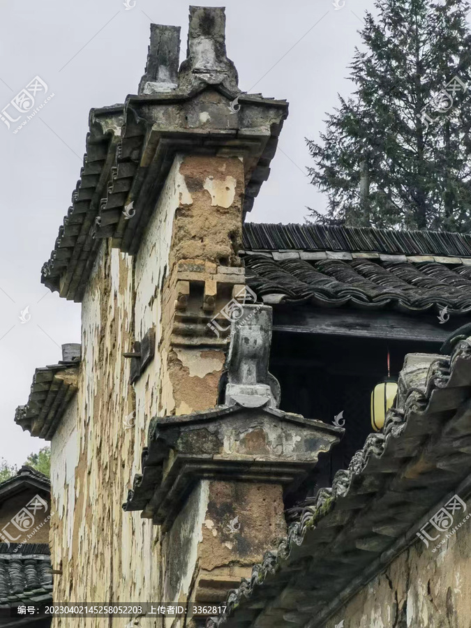 古老村庄建筑挑檐特写