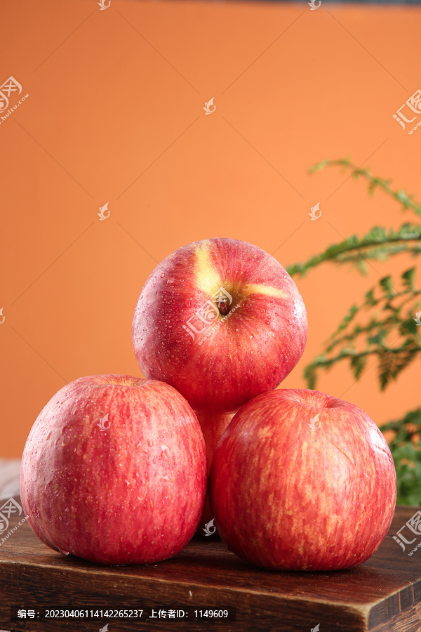 木底上的条纹苹果