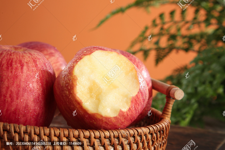 木底上的条纹苹果