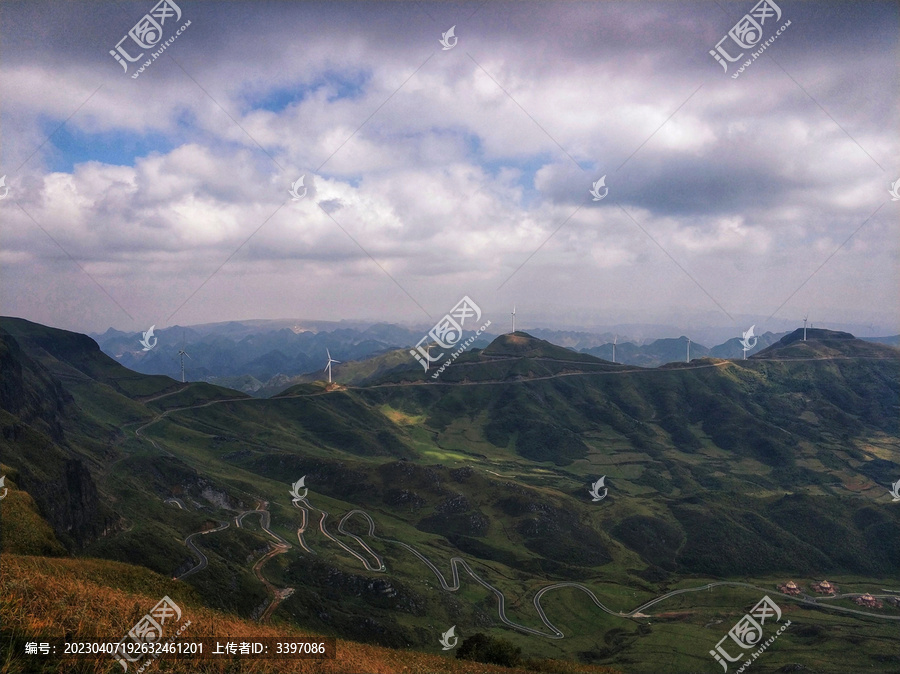 贵州阿西里西大草原风车山路