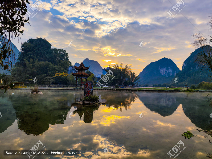 靖西鹅泉日出喀斯特山水风光