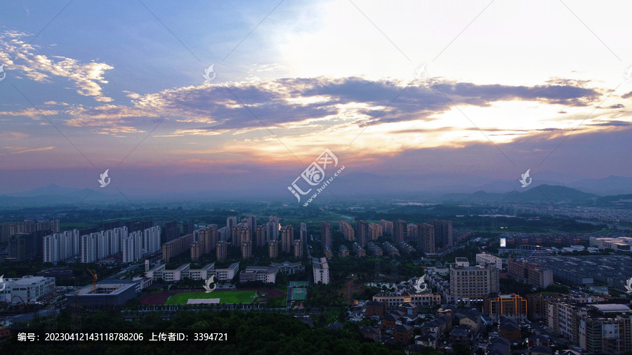 夕阳下的都市全景