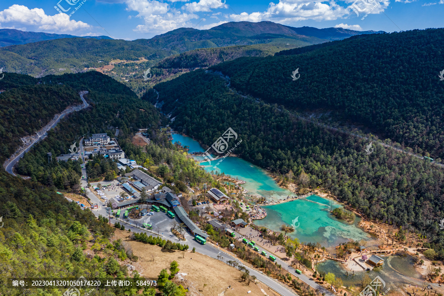 航拍丽江玉龙雪山蓝月谷风景区